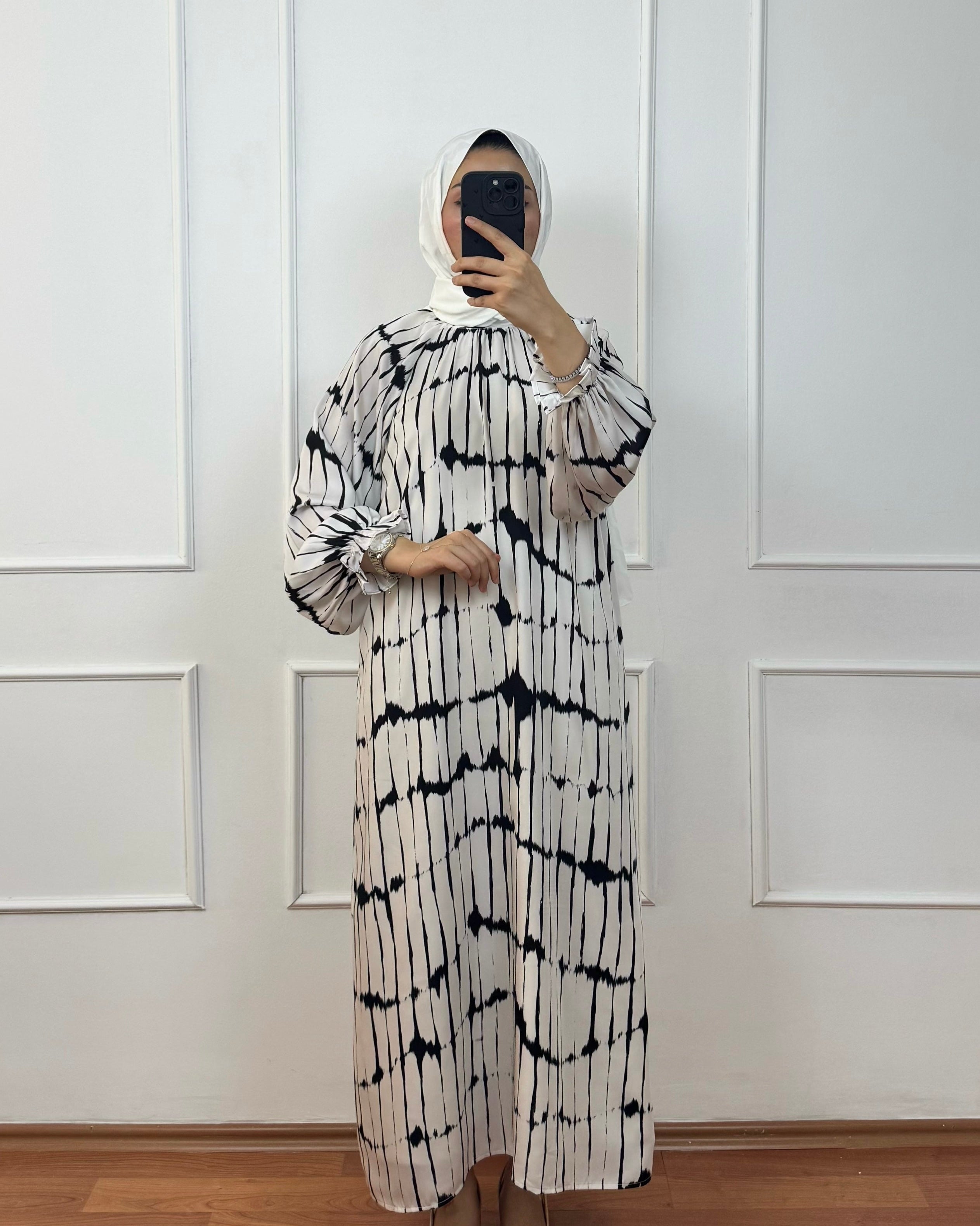 Siyah Beyaz Şerit Desenli Tesettür Elbise